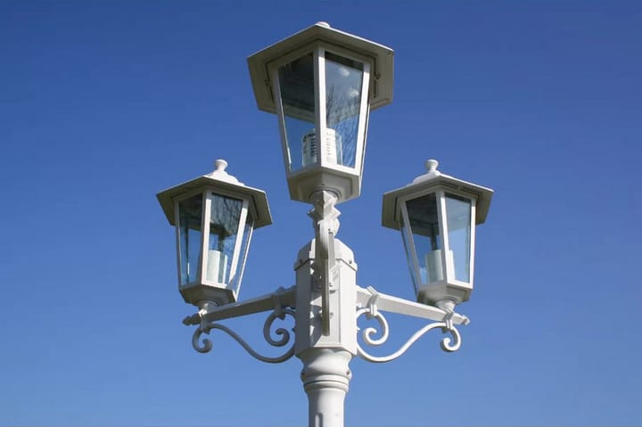 Kingston Puutarhan Valotolppa 3-lyhtyä 215 cm Valkoinen - Valkoinen - Sisäänkäynnin valaistus - LED-valaistus ulkokäyttöön - Ulkovalaistus - Maavalaistus